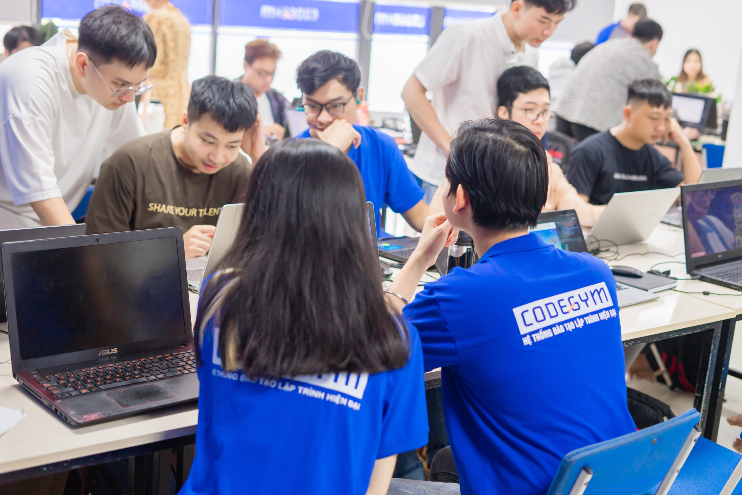 Học lập trình tại trung tâm
